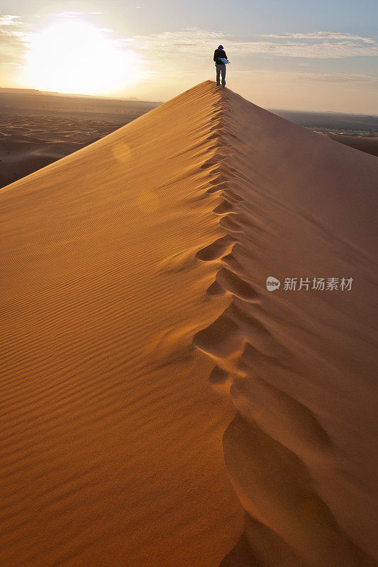 人在Erg Chebbi沙丘日出，摩洛哥，非洲